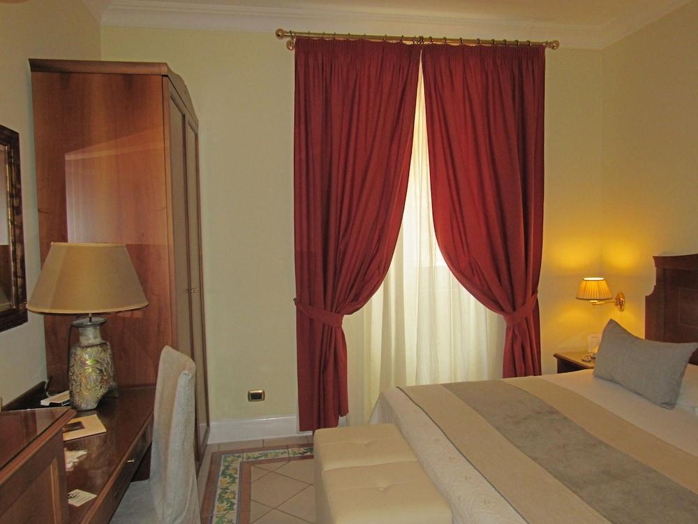 Hotel Akropolis - Museum Hotel Таранто Экстерьер фото